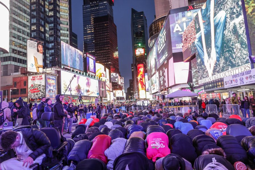 Pogledajte teraviju u centru New Yorka: Hiljade muslimana “preplavilo” čuveni Times Square