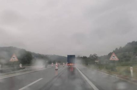 BIHAMK: Vlažan i mokar kolovoz na većini puteva u BiH, učestali odroni