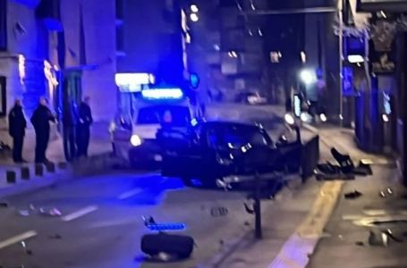 Više osoba povrijeđeno u stravičnoj nesreći u centru Sarajeva: Jedno vozilo potpuno smrskano