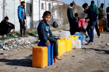 Izraelska vojska tvrdi da su “naoružani Palestinci” juče pucali na ljude koji su čekali pomoć u Gazi