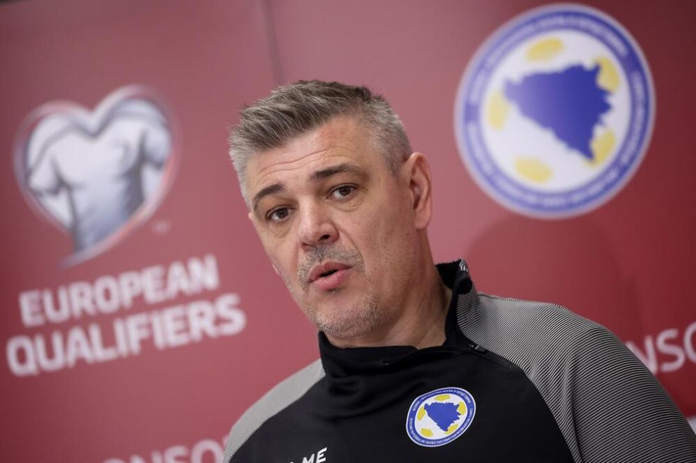 Užareno uoči meča protiv Ukrajine:Evo šta su navijači na plakatima napisali VELIKIM CRVENIM SLOVIMA