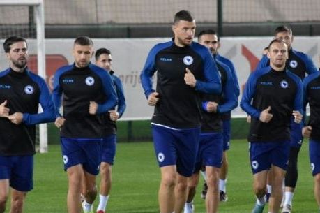 DA LI JE ON SINOĆ POSLJEDNJI PUT ZAIGRAO U DRESU REPREZENTACIJE? Glava pognuta, mobitel u rukama...