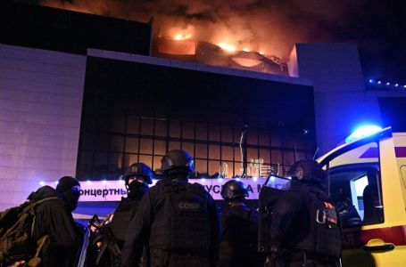 Urušava se krov dvorane u Moskvi koju su napali teroristi, dijelovi u plamenu padaju na zemlju