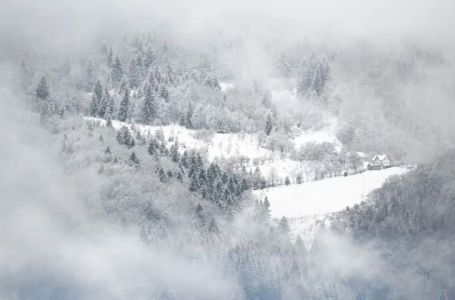ZIMSKA IDILA U MARTU: Snijeg zabijelio bh. planine, na Bjelašnici još uvijek pada