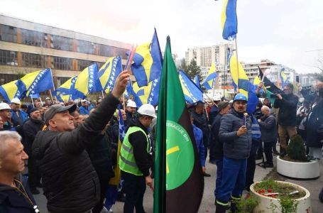 Više stotina rudara pred zgradom Vlade FBiH, nekoliko ih ušlo na pregovore u Vladu FBiH