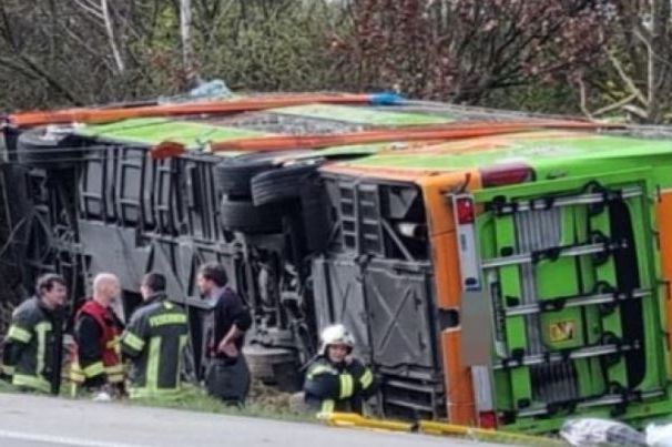 Strašna nesreća na njemačkom autoputu: Prevrnuo se autobus "Flixbusa", ima poginulih