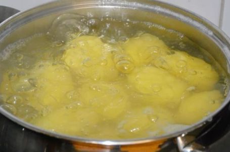 Da li još uvijek kuhate KROMPIR u slanoj vodi?Isprobajte ovu metodu-Krompir će biti 10 puta UKUSNIJI