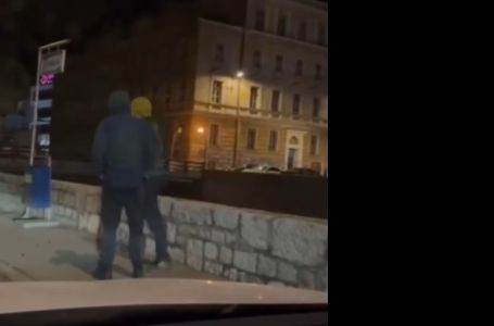 Šteta objavio video vandala koji pokušavaju sprejem obojiti tramvaj u centru Sarajeva