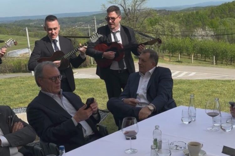 Dodik nakon što je ispratio Orbana zapjevao na imanju (VIDEO)