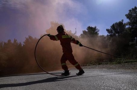 Veliki požari bjesne širom Grčke, vatrogasci na izmaku snaga