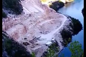 Pogledajte stravičan video odrona u Mostaru: Vozila završila u vodi, ima povrijeđenih