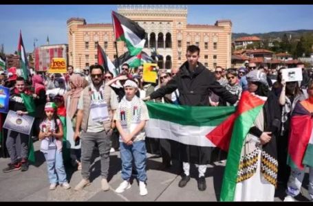 Građani Sarajeva se okupili u znak solidarnosti s palestinskim narodom
