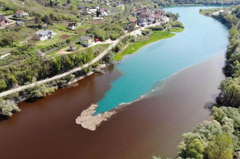 Scene iz horor filmova: Jablaničko jezero zahvaćeno cvjetanjem algi, šta je uzrok?