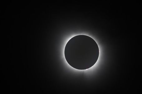 DOGAĐAJ KOJEG SU DANAS POSMATRALI MILIONI: Pogledajte snimke potpune pomrčine Sunca