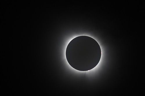 DOGAĐAJ KOJEG SU DANAS POSMATRALI MILIONI: Pogledajte snimke potpune pomrčine Sunca