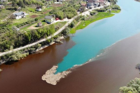 Stručnjaci pojasnili šta je uzrok promjene boje Jablaničkog jezera