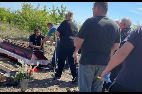 Sahrana brata Dankinkog ubice: Majka kleči pored sanduka, zapalila mu svijeću