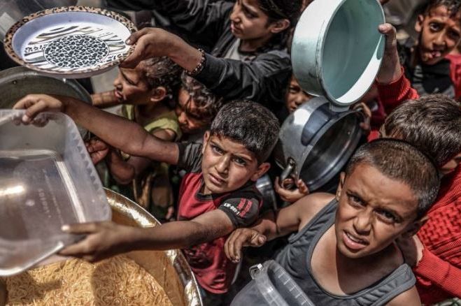 Humanitarna katastrofa: Ljudi u Gazi satima čekaju u redu kako bi dobili obrok