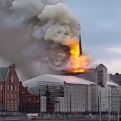 Gori jedna od najpoznatijih zgrada u Kopenhagenu, srušio se i kultni toranj (VIDEO)