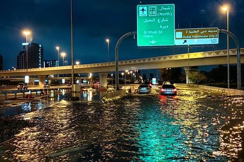 UAE pogodile najjače padavine u posljednjih 75 godina: POGLEDAJTE NEVJEROVATNE PRIZORE