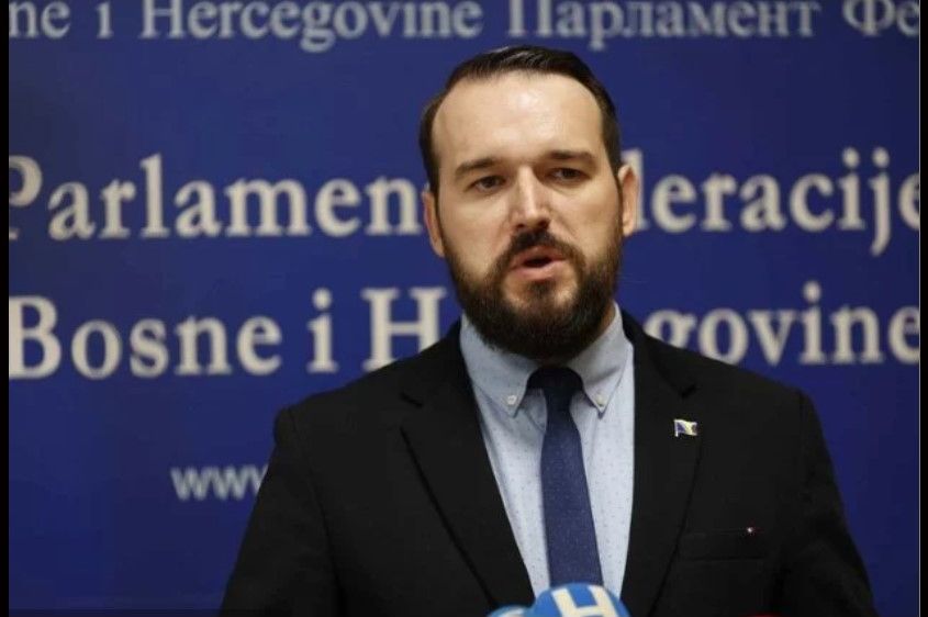 Čavalić poslao poruku građanima noć pred sjednicu Parlamenta: Dok neki spavaju, naše je da radimo