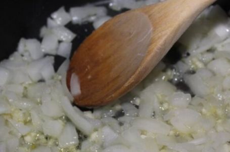 Kako dinstati luk, a da ne usmrdite cijelu kuću? Trik je u ovome