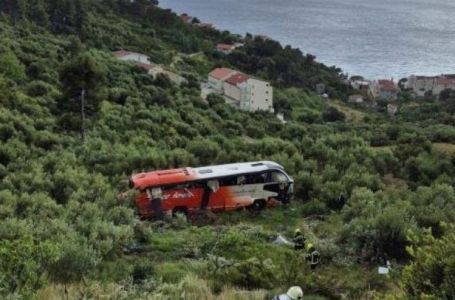 Teška nesreća kod Makarske: Autobus sletio 60 metara u provaliju