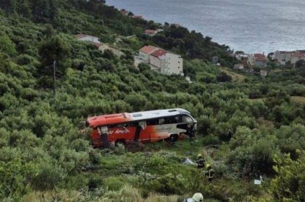 Teška nesreća kod Makarske: Autobus sletio 60 metara u provaliju