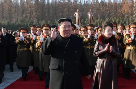 Sjeverna Koreja proizvela moderni bacač, Kim Jong-un nadgledao ispaljivanje raketa