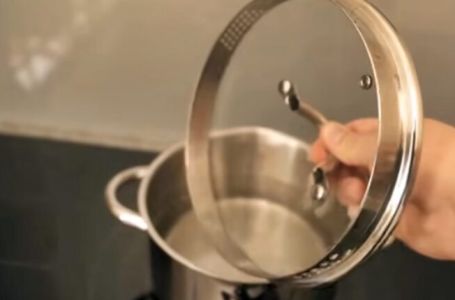 ZNATE LI ČEMU SLUŽI RUPICA NA POKLOPCU ŠERPE? Mnogi ne znaju kako se pravilno koristi šerpa