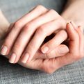 Ljekar upozorava na malo poznati simptom raka koji se javlja na noktima: DA LI STE OVO PRIMIJETILI?