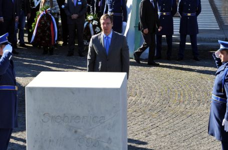 Brnabić: Vučiću je bio u “toj” Srebrenici i položio cvijet