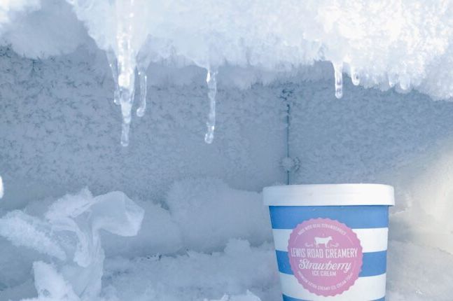 Ako vam se led nakuplja u zamrzivaču, samo ubacite ovu namirnicu: LAKO RIJEŠITE PROBLEM