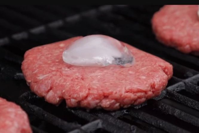 Stavite KOCKICU LEDA na pljeskavicu: Ovo je TRIK ROŠTILJSKIH MAJSTORA za najsočnije meso