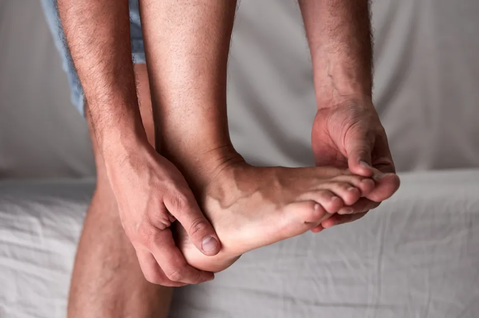 1 simptom začepljenih arterija i visokog holesterola pojavljuje se u nogama