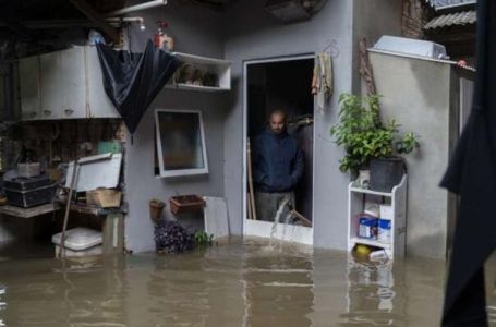 Velike poplave u Brazilu, voda došla do krovova kuća
