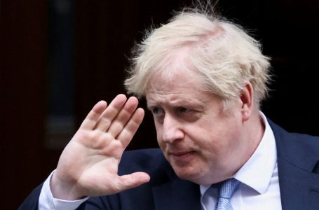Boris Johnson na glasanje došao bez lične: On je uveo zakon po kojem je to obaveza