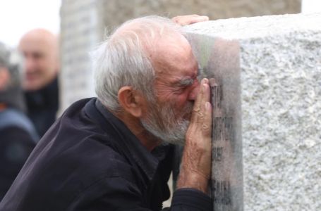 Roditelji stradalih u Ribnikaru u zagrljaju sa porodicama ubijenih u Orašju i Duboni