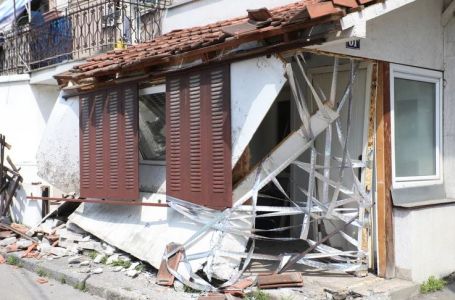 STRAVIČNE SCENE IZ SUSJEDSTVA: Mladić i djevojka se zabili automobilom u kuću