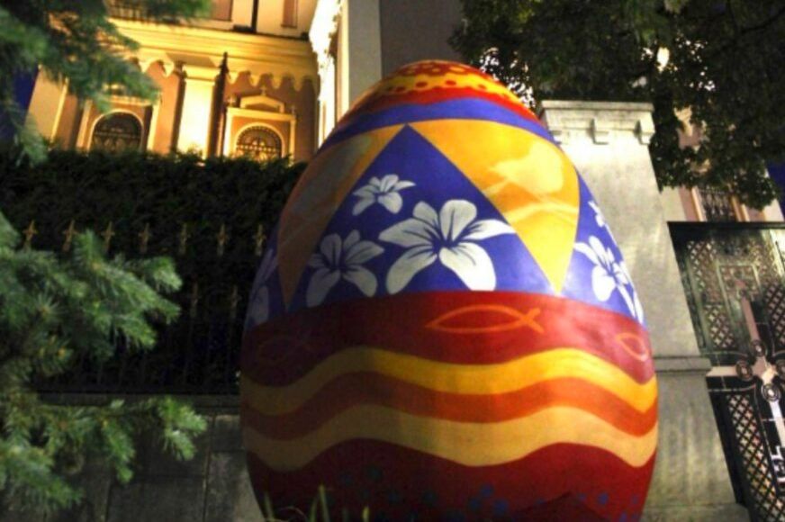 Veliko vaskršnje jaje ispred Saborne crkve u Sarajevu izazvalo reakcije na društvenim mrežama