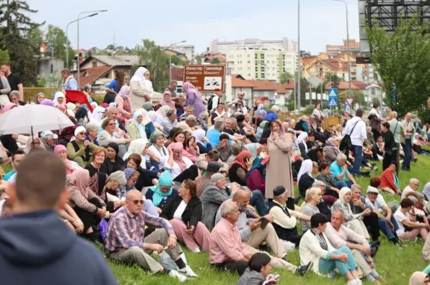 Građani pristižu na ceremoniju otvorenja Arnaudija džamije u Banjoj Luci