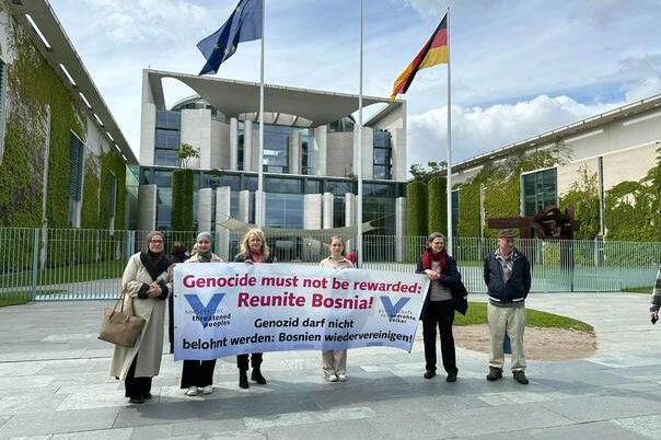 Mirni protesti ispred ureda Scholza: 'Podržite Schmidta, smijenite Dodika'