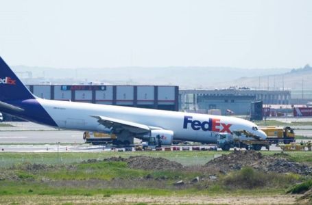 Boeingov avion sletio u Istanbul bez prednjeg stajnog trapa, frcale iskre