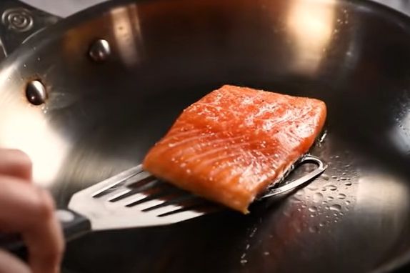 Ne pretjerujte s uljem: Trik da se riba NIKADA VIŠE NE ZALIJEPI za dno tave