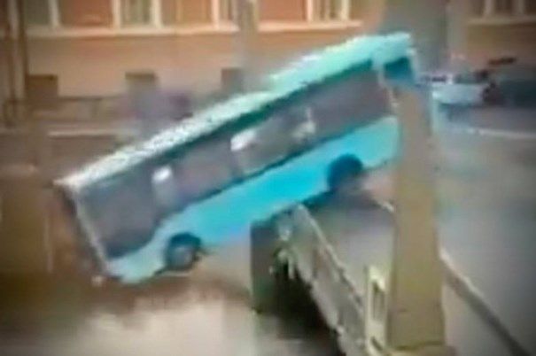 Bus pun ljudi pao u rijeku u ruskom gradu: Najmanje 7 mrtvih