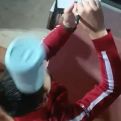 Potresan snimak: Pogledajte momenat kada Novaka Đokovića pogađa flaša u glavu! PAO S BOLNOM GRIMASOM