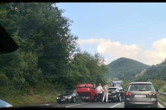 Težak udes na Bradini: Automobil završio na krovu!