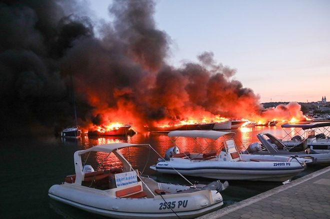 Požar u Medulinu pod kontrolom, izgorjelo 20-ak brodica: Ljudi skakali u more