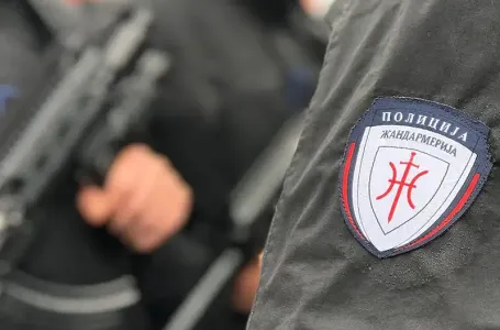Ugljevik: U pretresu pronađene automatske puške, eksploziv, detonatori i municija