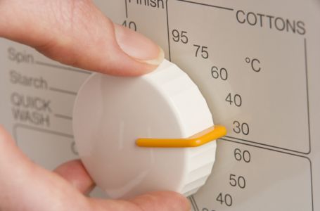 Nikada ne treba da perete veš u mašini na 30 ili 40°C: Stručnjaci objasnili zašto
